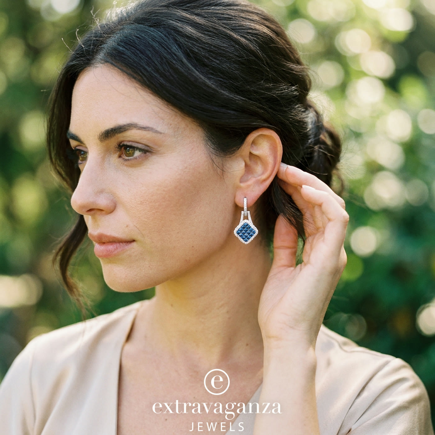 Campagna Extravaganza Jewels: modella con orecchini Mosaico Reale in zaffiro blu, villa in luce diurna — contenuto generato con AI da Eden Agency