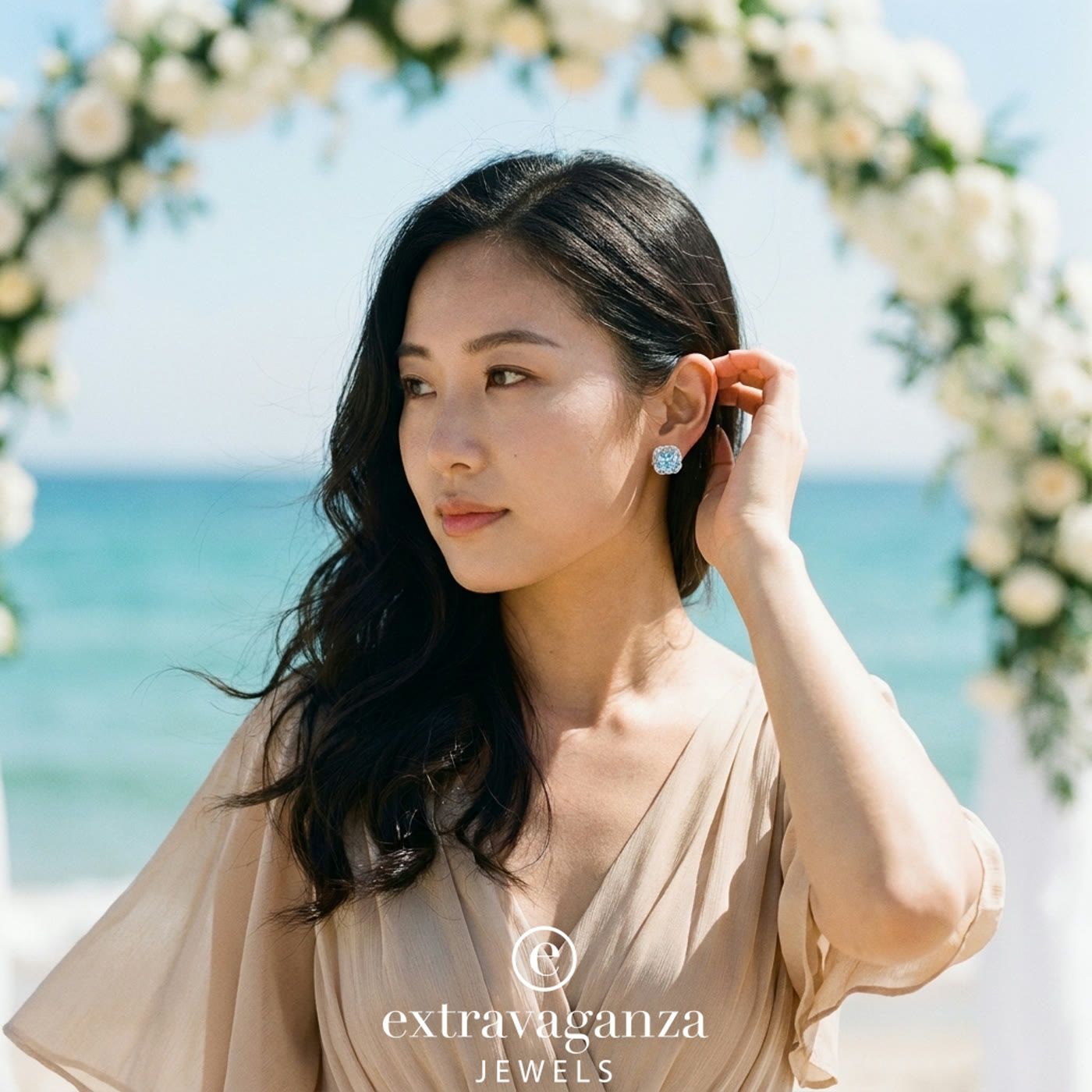 Campagna Extravaganza Jewels: modella con orecchini Halo Twist in acquamarina, cerimonia in spiaggia — contenuto generato con AI